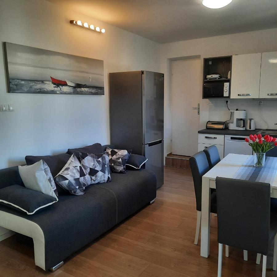 Beach Apartment Kate With Sea View, Balcony And Parking, Murter, Dalmatia 외부 사진