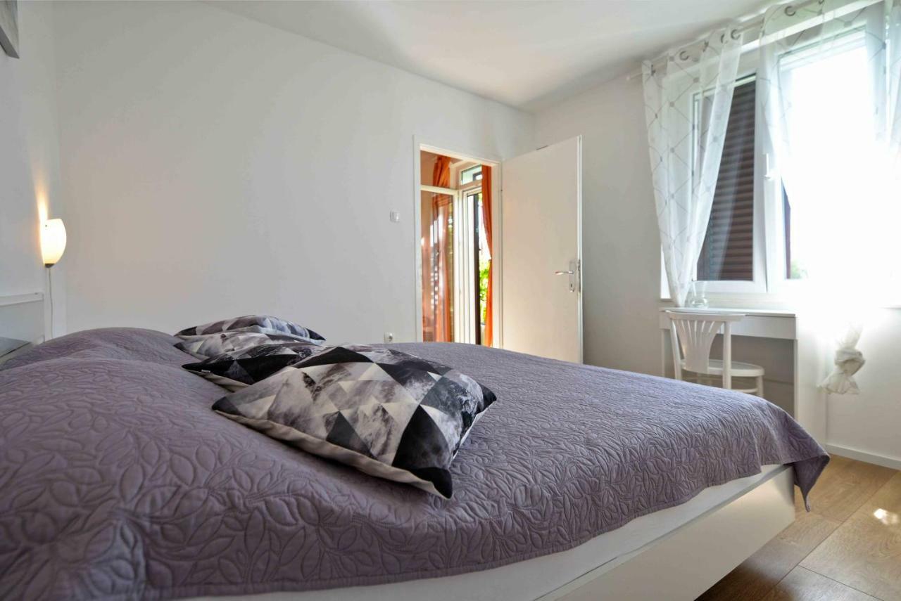 Beach Apartment Kate With Sea View, Balcony And Parking, Murter, Dalmatia 외부 사진