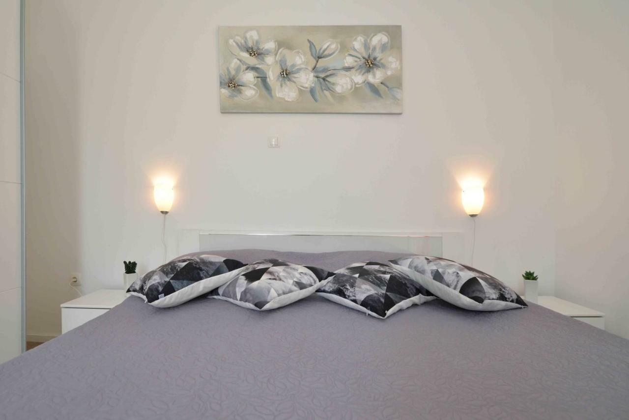 Beach Apartment Kate With Sea View, Balcony And Parking, Murter, Dalmatia 외부 사진