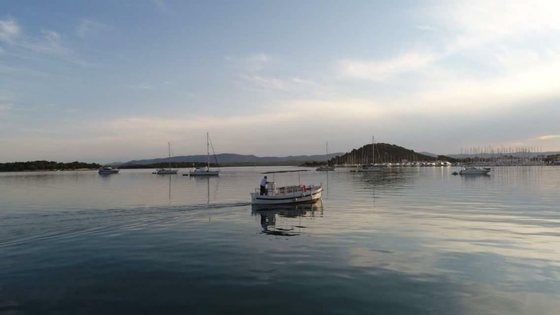 Beach Apartment Kate With Sea View, Balcony And Parking, Murter, Dalmatia 외부 사진